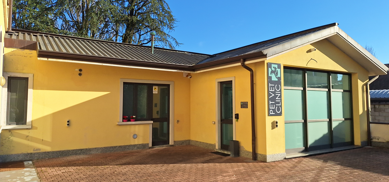 Immagine che contiene edificio, aria aperta, proprietā, porta
Il contenuto generato dall'IA potrebbe non essere corretto.